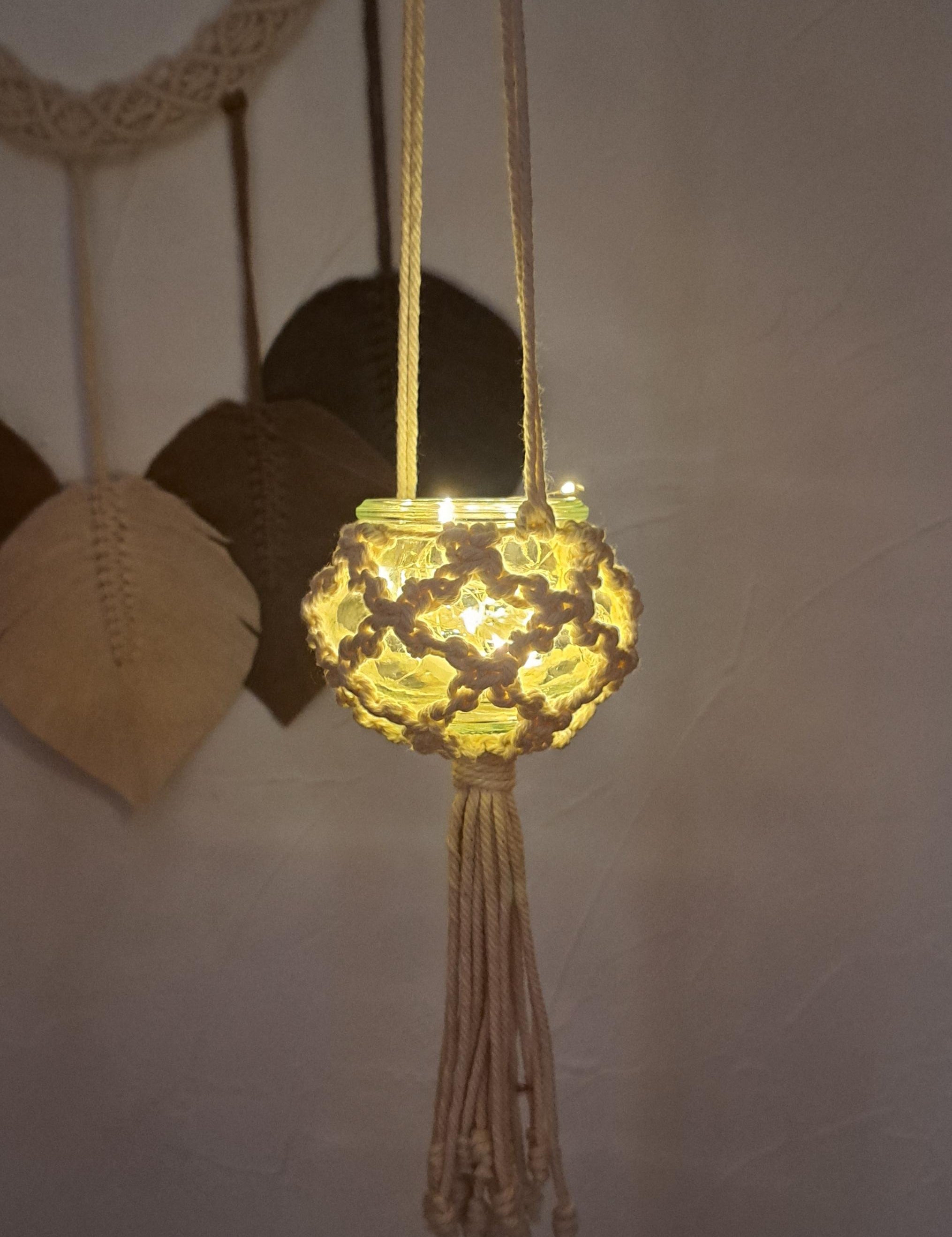 Makramowa_Lampa_Wisz_ca.jpg